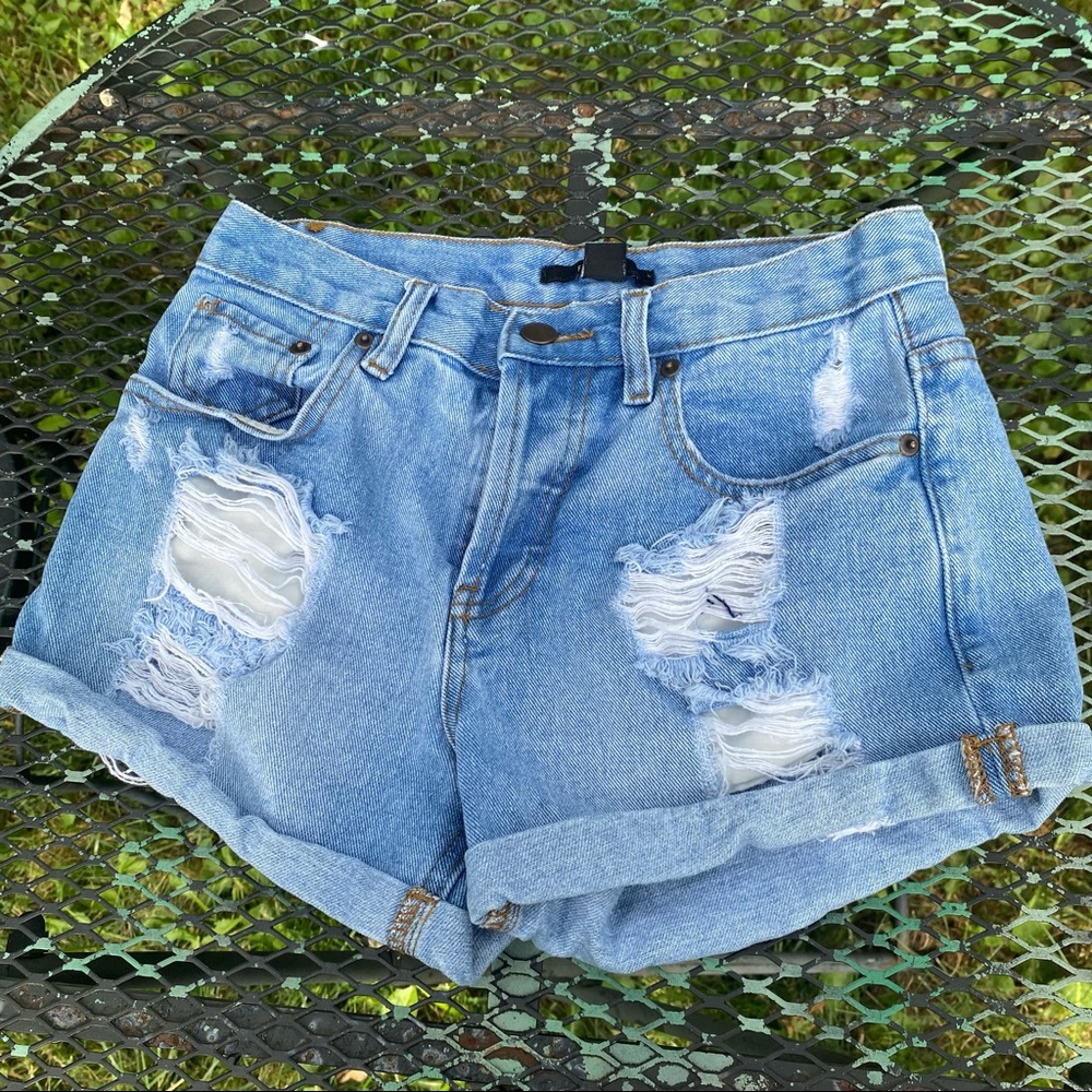 FOREVER 21 Ripped jean shorts with buttons size 24